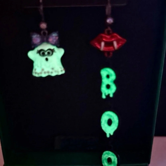 BETSEY JOHNSON Halloween Mismatched Vampire Ghost & Boo Earrings Dangle NEW NWT - Picture 4 of 5